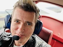 Paluknio aerodrome „Biplan“ ne tik koncertavo, bet ir paskraidė lėktuvu