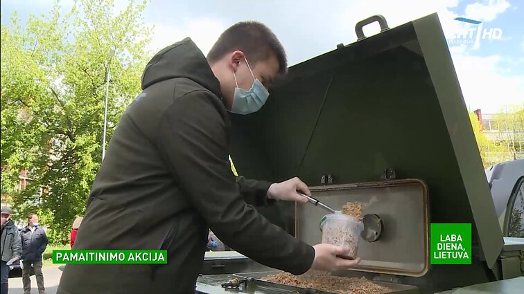 Kaune – graži akcija liūdnais motyvais: vargstantiems išdalinta 500 šiltos košės porcijų