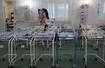 Surogatinių motinų pagimdyti kūdikiai viename iš Kijevo viešbučių