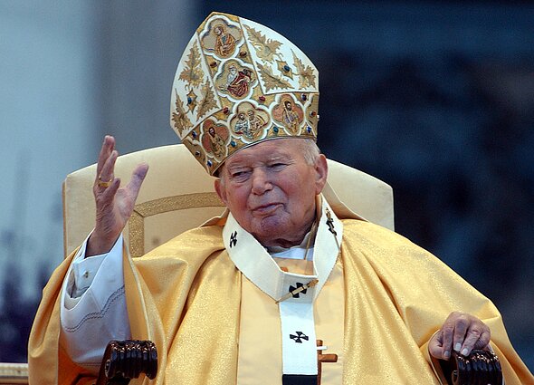 Lenkiją skaldo knyga apie popiežių: tikinama, kad Jonas Paulius II dangstė jam žinomus pedofilijos atvejus