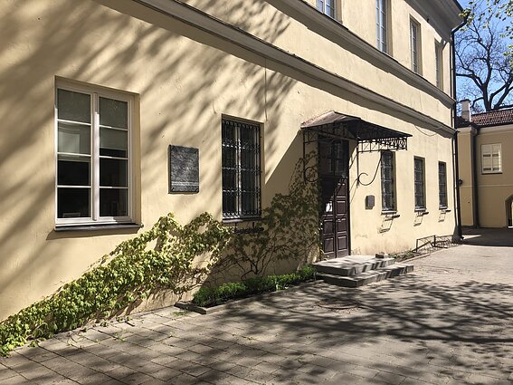 Memorialinė lenta skirta Onai Šimaite Vilniaus universiteto senojo ansamblio kieme Memorialinė lenta skirta Onai Šimaite Vilniaus universiteto senojo ansamblio kieme
