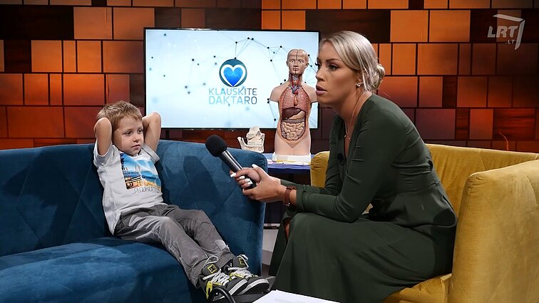 Kalba vaikai. Jaunasis ekspertas Gustas: dantys sugenda dėl angliavandenių – reikia mažiau valgyti saldainių