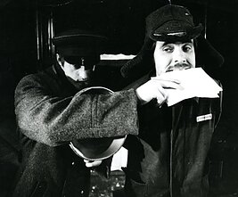 Eimunto Nekrošiaus spektaklis „Kvadratas“. Vedantysis – Remigijus Vilkaitis, Jis – Kostas Smoriginas (1980 m.) Eimunto Nekrošiaus spektaklis „Kvadratas“. Vedantysis – Remigijus Vilkaitis, Jis – Kostas Smoriginas (1980 m.)
