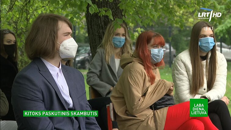 Vilniaus Šv. Kristoforo gimnazija paskutinę pamoką išklausė lauke ir tikina – geriau taip, nei prie kompiuterio