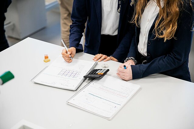 Įdomiosios pamokos tiesiogiai. Mokytojo kėdėje – buvęs „Lietuvos Junior Achievement“ programų dalyvis Povilas Petručionis