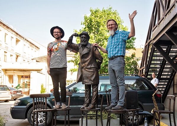 Abraomo Mapu skulptūra Kaune ir jos kūrėjai: skulptorius Martynas Gaubas, kultūros vadybininkas Olegas Darčanovas