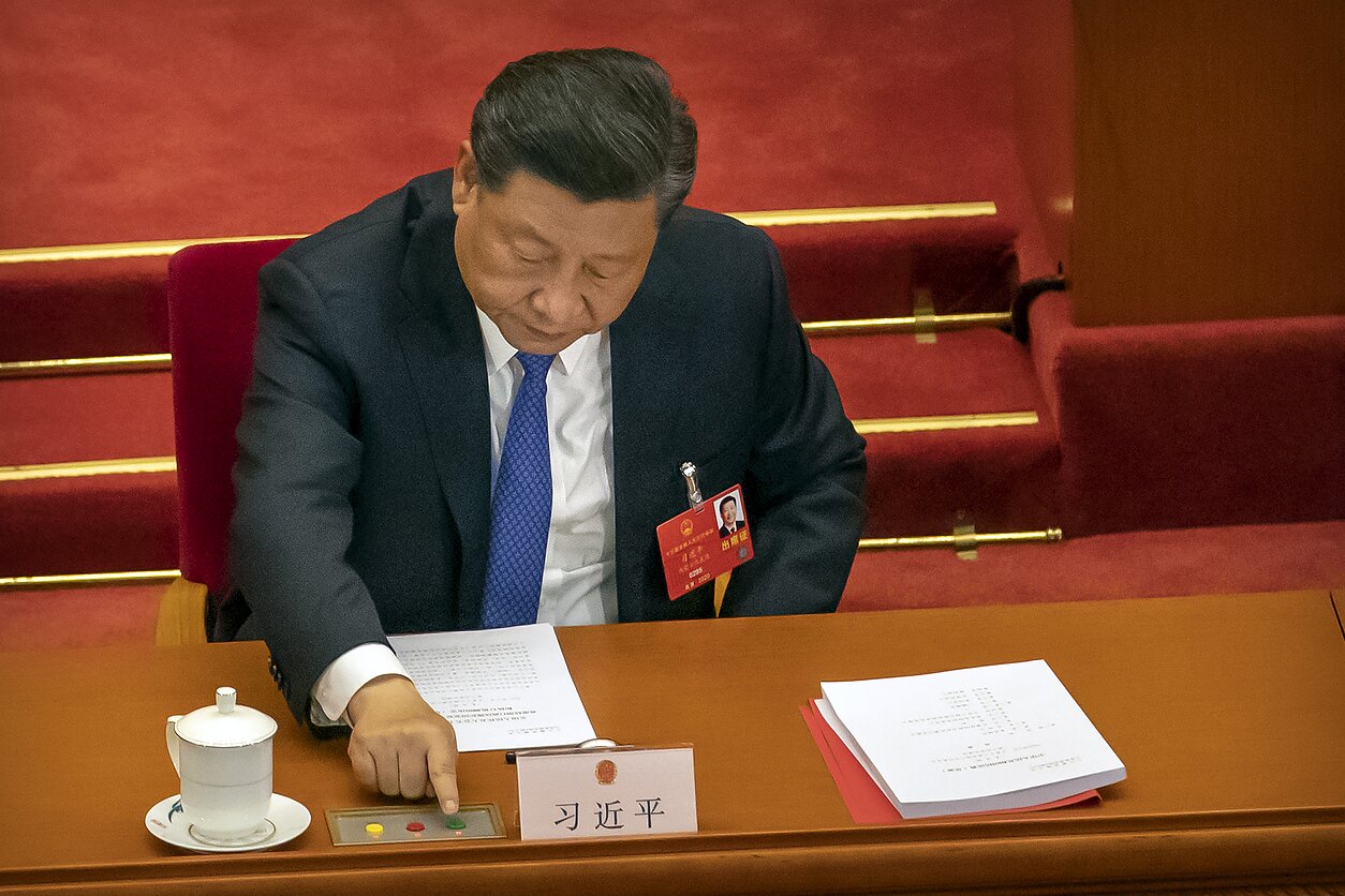 Kinijos prezidentas Xi Jinpingas balsuoja už siūlymą priimti kontroversišką Honkongo saugumo įstatymą komunistų partijos kongrese Kinijos prezidentas Xi Jinpingas balsuoja už siūlymą priimti kontroversišką Honkongo saugumo įstatymą komunistų partijos kongrese
