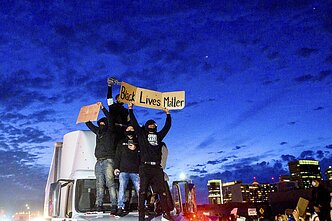 JAV toliau tęsiasi protestai, kilę po to, kai policijos pareigūnas nužudė juodaodį JAV toliau tęsiasi protestai, kilę po to, kai policijos pareigūnas nužudė juodaodį