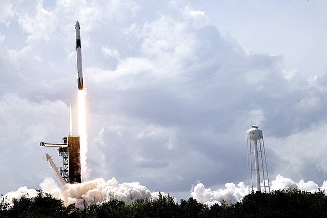 Kol Trumpas riečia nosį, Muskui – jokio atokvėpio: „SpaceX“ dar reikės sugrąžinti į Žemę