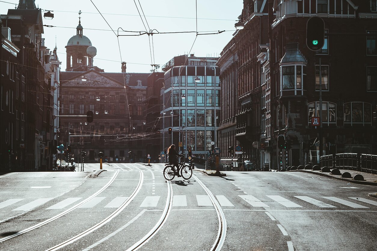 Unsplash  nuotr., Vienkartinė planeta. Dviratininkas mieste. 