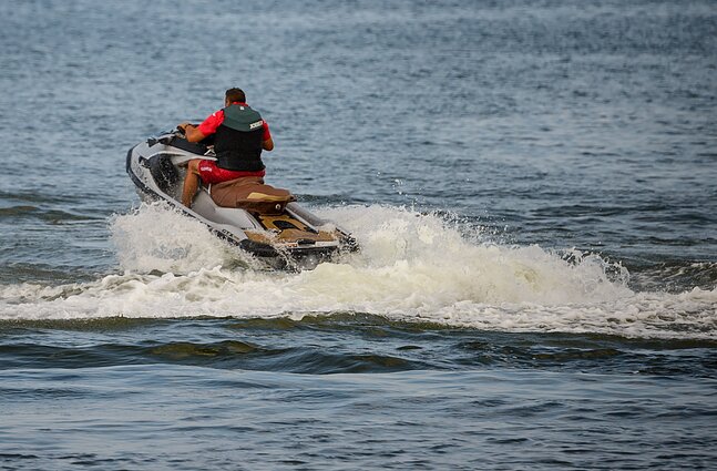 Gelbėtojas pataria – kaip elgtis, jei jūros srovė jus traukia gilyn?