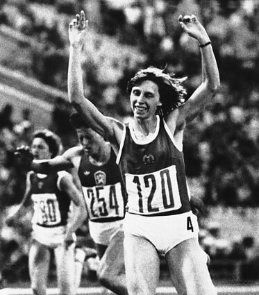 Marita Koch triumfuoja Maskvos olimpinėse žaidynėse 1980 m.