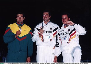 1997 m. pasaulio čempionato pakyla (iš kairės): Virgilijus Alekna (siabras), Larsas Riedelis (auksas), Jurgenas Schultas (bronza)