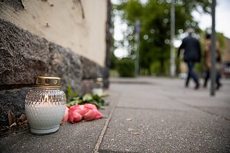 Žmogaus teisių aktyvistų akcija „Negaliu kvėpuoti“, kuria kviečiama prie JAV ambasados Vilniuje palikti solidarumo su protestuotojais JAV ženklą Žmogaus teisių aktyvistų akcija „Negaliu kvėpuoti“, kuria kviečiama prie JAV ambasados Vilniuje palikti solidarumo su protestuotojais JAV ženklą
