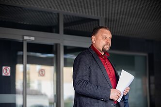 Valdas Sutkus paleidžiamas iš teismo salės Valdas Sutkus paleidžiamas iš teismo salės