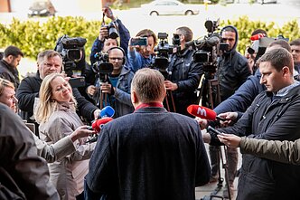 Valdas Sutkus paleidžiamas iš teismo salės Valdas Sutkus paleidžiamas iš teismo salės