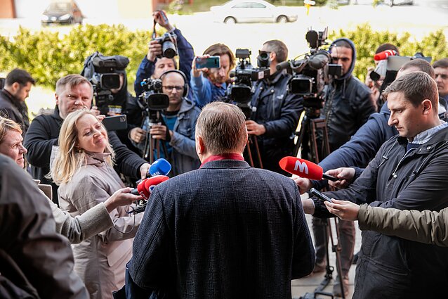Valdas Sutkus paleidžiamas iš teismo salės Valdas Sutkus paleidžiamas iš teismo salės