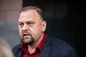 Valdas Sutkus paleidžiamas iš teismo salės