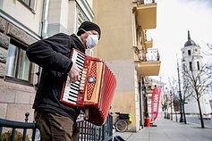 K. Čiuželienė sako, kad pagyvenusiems žmonėms buvo sunku susigaudyti informacijos sraute K. Čiuželienė sako, kad pagyvenusiems žmonėms buvo sunku susigaudyti informacijos sraute