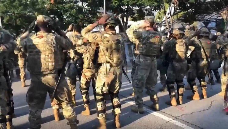 Įvesti komendanto valandą galima ir kitaip: nacionalinė gvardija šoko pagal „Macarena“