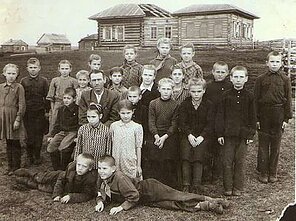 Moksleiviai prie mokyklos, 1952 m. 