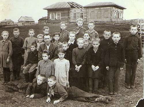 Moksleiviai prie mokyklos, 1952 m. 