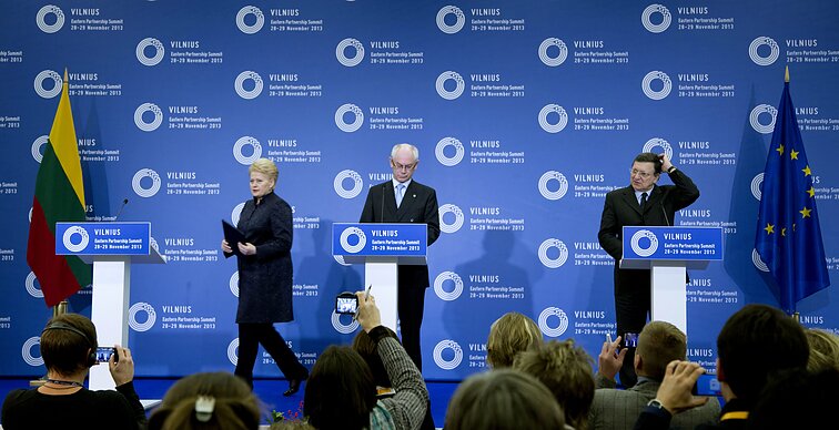 2013 metų ES Rytų partnerystės viršūnių susitikimas Vilniuje. Iš kairės: Lietuvos prezidentė Dalia Grybauskaitė, EVT pirmininkas Hermanas Van Rompuy ir EK pirmininkas Jose Manuelis Barroso 2013 metų ES Rytų partnerystės viršūnių susitikimas Vilniuje. Iš kairės: Lietuvos prezidentė Dalia Grybauskaitė, EVT pirmininkas Hermanas Van Rompuy ir EK pirmininkas Jose Manuelis Barroso