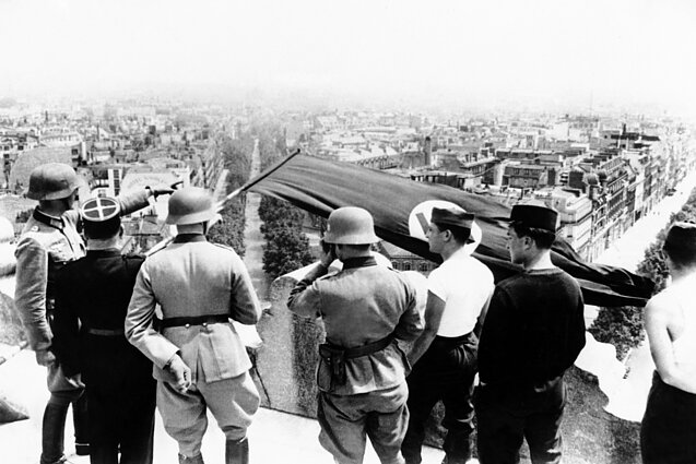 Naciai okupuoja Prancūziją, pozuoja Paryžiuje 1940 m. birželį Naciai okupuoja Prancūziją, pozuoja Paryžiuje 1940 m. birželį