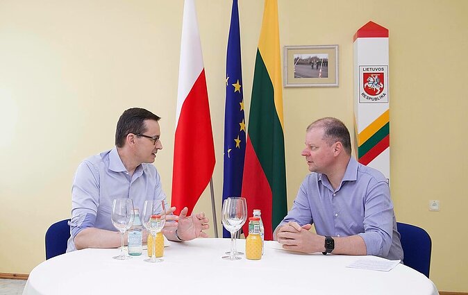 Pasienyje susitiko Lenkijos ir Lietuvos premjerai: rankų nespaudė, bet negailėjo gerų žodžių