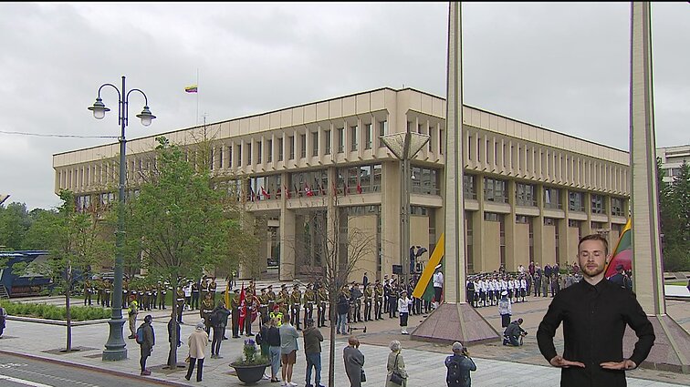 Valstybės vėliavos pakėlimo ceremonija Nepriklausomybės aikštėje, Vilniuje.