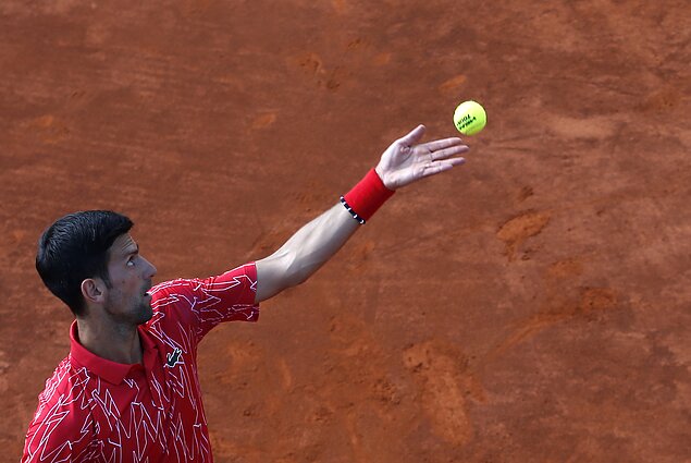 Svarbi valanda. Džokovičius laikinai išvengė deportacijos iš Australijos, bet naktį turėtų praleisti migrantų sulaikymo vietoje