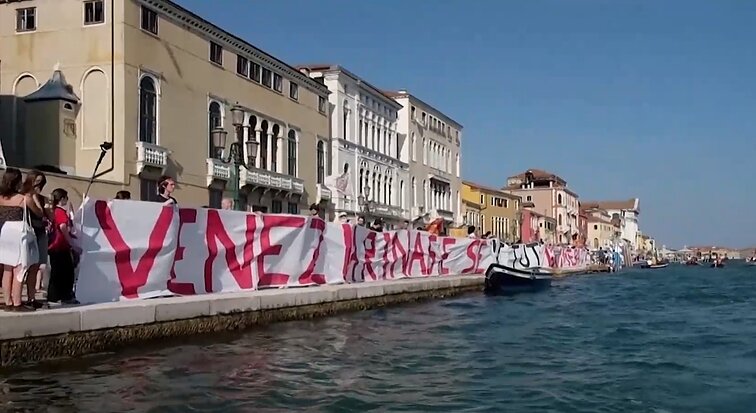 Venecijos gyventojai turistų nelaukia: suformavo gyvą grandinę protestuodami prieš masinį turizmą