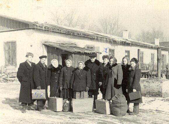 Lietuviai tremtiniai laukia traukinio tarpinėje Sibiro Usolės geležinkelio stotyje. Irkutsko sr. Lietuviai tremtiniai laukia traukinio tarpinėje Sibiro Usolės geležinkelio stotyje. Irkutsko sr.