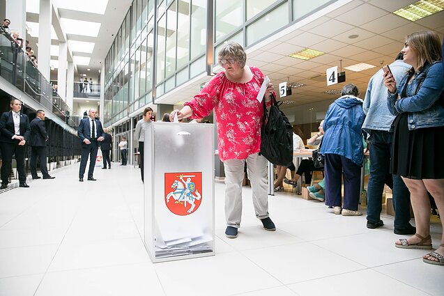 Žinios. Seimo rinkimuose dalyvaujančios partijos burtų keliu išsiaiškins savo numerį rinkimuose