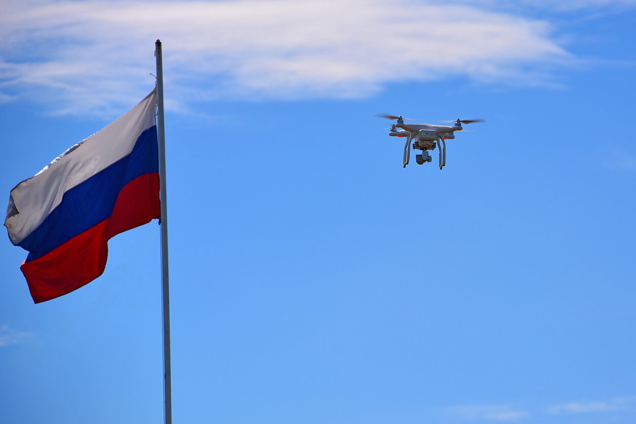 Dronas ir Rusijos vėliava