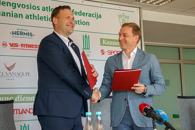 Mindaugas Bilius ir Eimantas Skrabulis pasirašo istorinį susitarimą: Lietuvos sveikieji ir neįgalieji lengvaatlečiai varžysis kartu