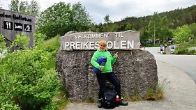 Kolektyvo fotosesijos užkulisių akimirka