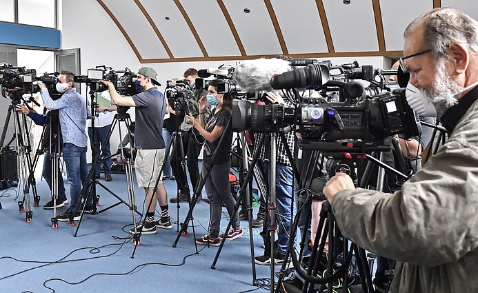 Vokietijo prokurorų spaudos konferencija, kurioje atskleidžiamos naujos detalės Madeleine McCann dingimo byloje Vokietijo prokurorų spaudos konferencija, kurioje atskleidžiamos naujos detalės Madeleine McCann dingimo byloje