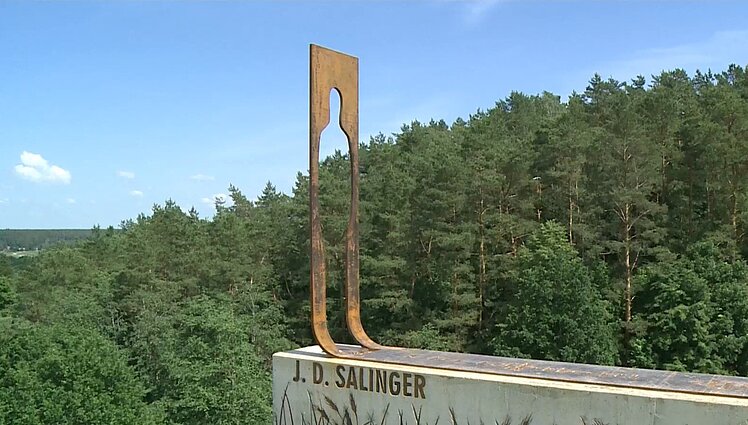 Šakių rajone prie Sudargo piliakalnių – paminklas knygai „Rugiuose prie bedugnės“