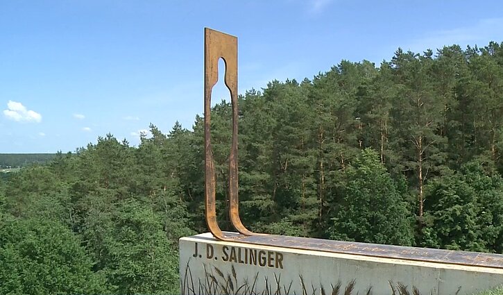 Paminklas, skirtas romanui „Rugiuose prie bedugnės“