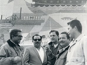 1969 m. mozaikos fone nusifotografavę jūreiviai iš Ekvadoro 1969 m. mozaikos fone nusifotografavę jūreiviai iš Ekvadoro