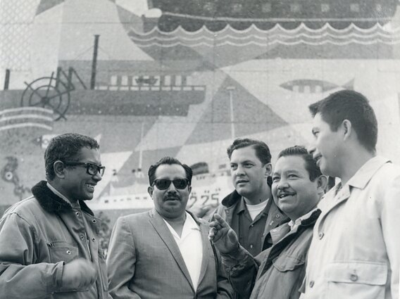 1969 m. mozaikos fone nusifotografavę jūreiviai iš Ekvadoro 1969 m. mozaikos fone nusifotografavę jūreiviai iš Ekvadoro