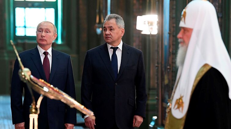 Володимир Путін, Сергій Шойгу і патріарх Кирил у новому військовому "храмі" з особливими артефактами, серед яких - кашкет Гітлера Володимир Путін, Сергій Шойгу і патріарх Кирил у новому військовому "храмі" з особливими артефактами, серед яких - кашкет Гітлера