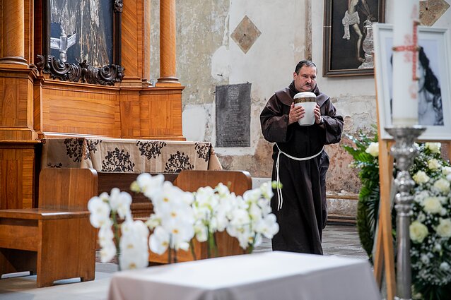 Bernardinų bažnyčioje atsisveikinama su Nelly Paltiniene
