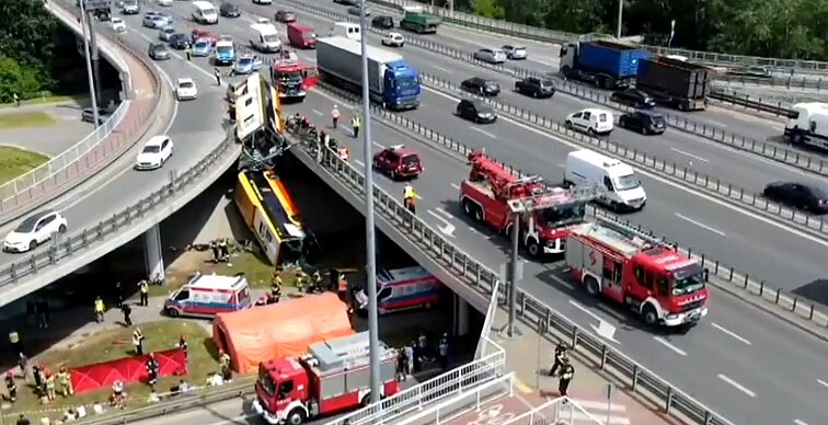 Tragiška nelaimė Varšuvoje: nuo viaduko nukritus autobusui vienas žmogus žuvo, sužeista 20