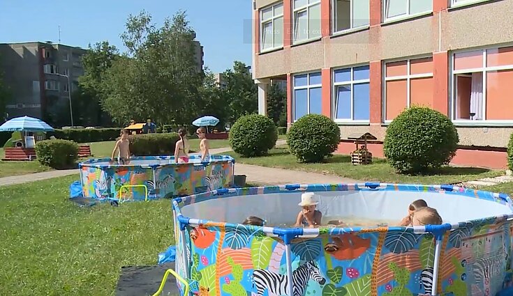 Darželio kieme – lyg paplūdimyje: Kaune vaikai nuo karščio gaivinasi baseinuose