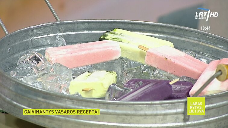 Atsigaivinkite sveikai – lengvai ir paprastai pasigaminkite ledus su graikišku jogurtu, medumi ir vaisiais
