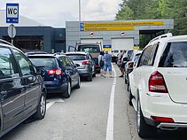 Eilės prie „Regitros“