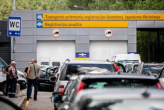 Eilės prie „Regitros“ 