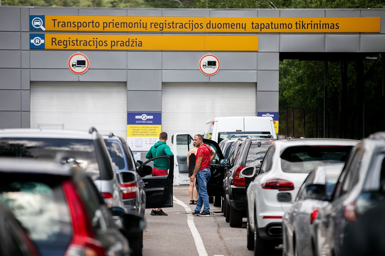 Eilės prie „Regitros“ 
